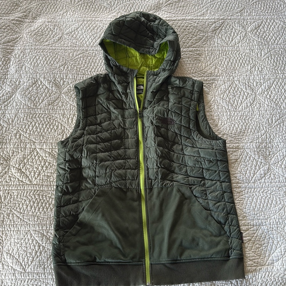 EUC Men’s North Face Hooded Vest